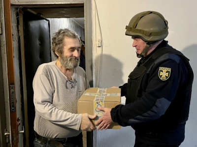 Рятувальники продовжують доставляти гуманітарну допомогу маломобільним громадянам Херсону