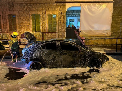Под проливным дождём в Хайфе продолжают гореть автомобили