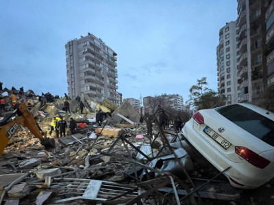 Пятерых борцов спасли из-под завала после землетрясения в Турции