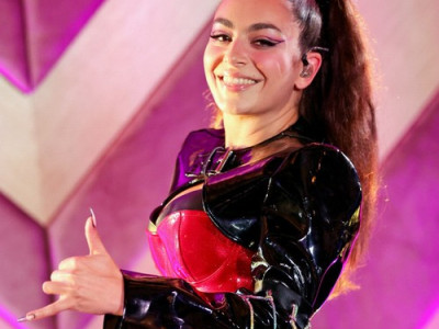 Charli XCX шутит, что премия «Грэмми» осудила ее за то, что она «горячая злая девушка» — Fil