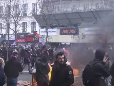 В Париже начались беспорядки на акции протеста — Financial Times