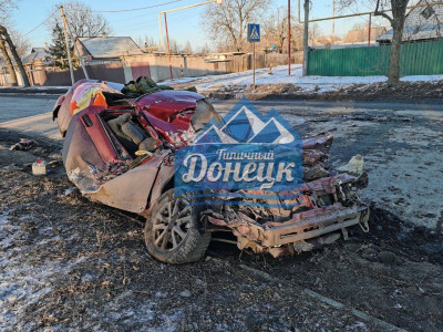 В оккупированном Донецке российский танк раздавил автомобиль с людьми (Фото, видео)