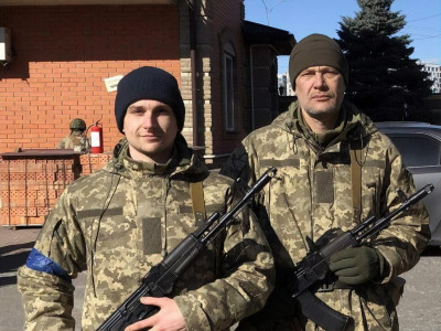 Накрыл собой сына. В бою под Бахмутом погибли отец и сын, бойцы киевской теробороны Олег и Никита Хомюки
