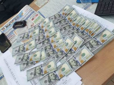 Напали на туриста и отобрали у него конверт с крупной суммой денег