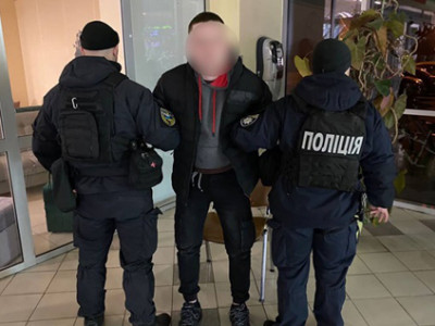 Под Киевом мужчина пытался изнасиловать девушку в туалете ТРЦ: его задержали. ВИДЕО