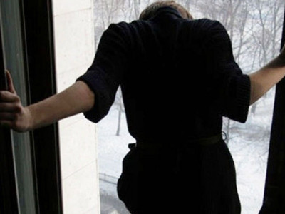 22-летняя девушка выпрыгнула с 9 этажа в Уральске