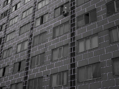 Женщина упала с пятого этажа и разбилась насмерть в Семее
