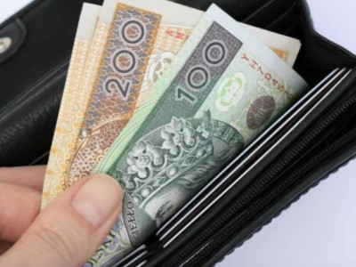 Украинские беженцы в Польше уже работают в половине фирм: какую зарплату там готовы платить