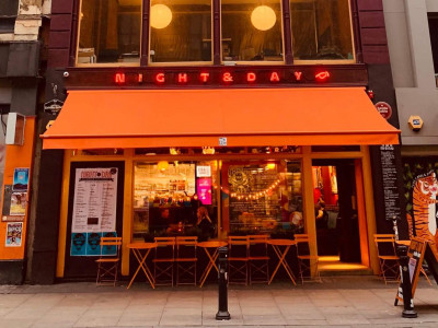 Слушание по делу о снижении шума в Night & Day Cafe отложено до конца 2023 года. — Fil