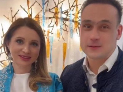 Илья Ильин вместе с красавицей-женой записали видео на казахском языке в национальных костюмах