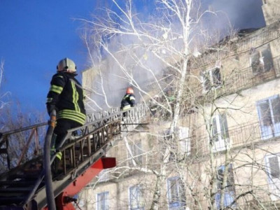 РФ вдарила по гуртожитках і ліцею в Київській області, під завалами є люди