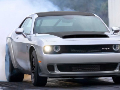 “Вбивця” суперкарів: Dodge представили прощальний Challenger із рекордним розгоном (відео)