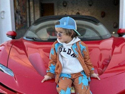 Трехлетний мальчик шокировал искусным дрифтом на Ferrari - видео