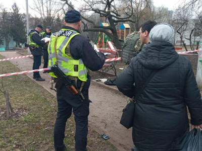 В Киеве мужчина взорвал гранату около детской площадки