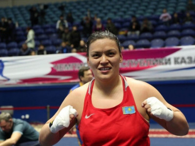 Казахстанка одержала тяжелую победу в 1/4 финала ЧМ по боксу в Индии
