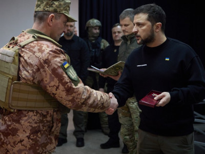 Зеленский приехал в Харьков: передал отличие Город-герой и наградил военных (ВИДЕО)