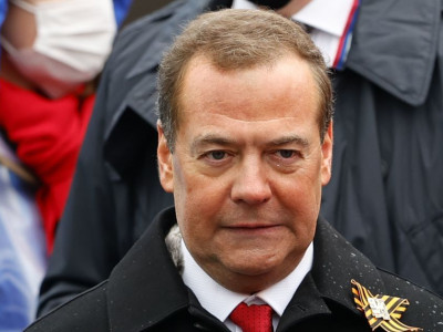 Медведев устроил истерику и пригрозил миру ядерным апокалипсисом