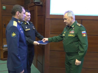 Шойгу показав та нагородив пілотів, які збили американський дрон (відео)