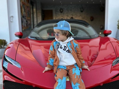 Трирічний хлопчик шокував майстерним дрифтом на Ferrari. ВІДЕО