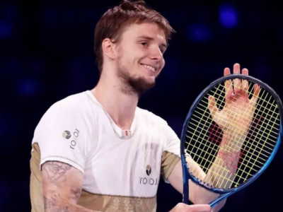 «Шоумен, как и всегда». Лидер сборной Казахстана восхитил ATP выигрышным ударом ручкой ракетки
