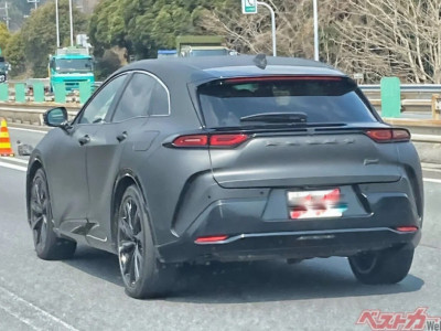 На фото показали новий кросовер Toyota Crown Sports із цікавими доробками