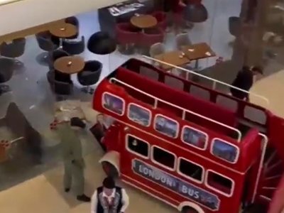 Дети угнали игровой автобус и снесли стеклянную стену в ТРЦ Алматы