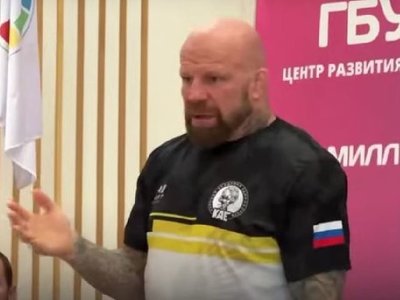 Турчак вручил партбилет «Единой России» бойцу Джеффу Монсону — Financial Times