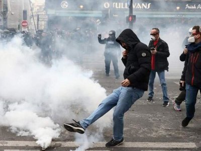 Более миллиона человек участовали в акциях протеста против пенсионной реформы во Франции