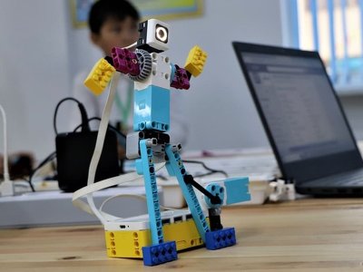 Танцующего қара жорға робота создала школьница из Кентау