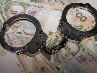 Помогали мужчинам выехать за границу: в Черновцах разоблачили правоохранителя и работника военкомата