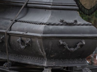 Муж вытащил из могилы труп своей матери и прожил с ним 13 лет: жуткая история