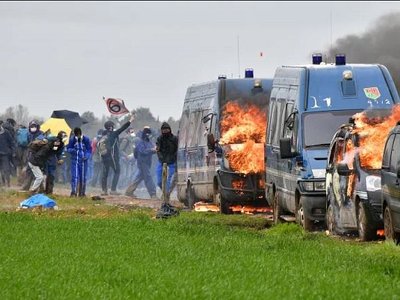 Десятки человек ранены на акции протеста против строительства водохранилища во Франции
