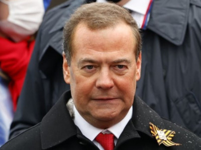 Медведев призвал россиян скачивать пиратские фильмы: его поддержал Песков и высмеяли Подоляк и Ткаченко