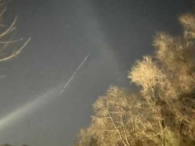 Алматинцы засняли в небе поезд Маска