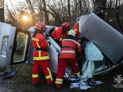 В Киеве с утра произошло ужасное ДТП: машину смяло, водитель погиб (видео)