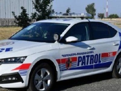 В Гегаркунике трое мужчин избили патрульных и повредили служебную машину (ВИДЕО)