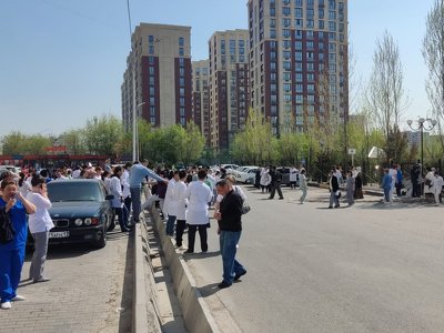 На видео сняли эвакуацию медиков и пациентов поликлиники в Шымкенте 27 марта 2023, 15:09