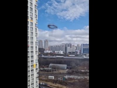 Над Москвою з'явилося дивне кільце диму. ВІДЕО