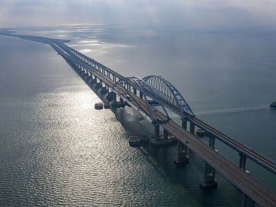 Российские захватчики потеряли пять бронеавтомобилей на Крымском мосту