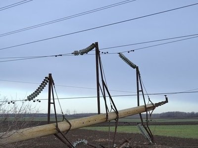 Непогода оставила восемь украинских областей без электричества