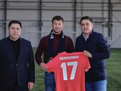 Фото. Шавкат Рахмонов встретился с клубом КПЛ и получил именную футболку