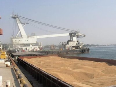Экспорт агропродукции из морских портов Украины через неделю сократился на четверть