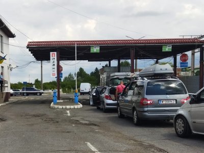 21% украинцев знают мужчин, незаконно выехавших за границу: какие схемы используются чаще всего