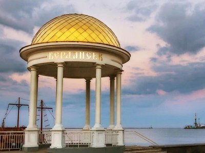 У Бердянську окупанти змушують лікарів писати заяви про заміну трудових книжок на російські