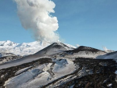 Вулкан Эбеко на Курилах выбросил пепел на высоту 3 км