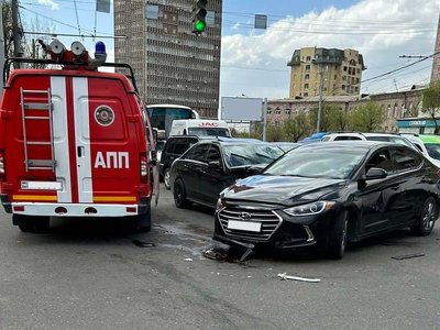 Крупное ДТП на оживленном перекрестке в Ереване: в салонах машин застряли люди (ФОТО)