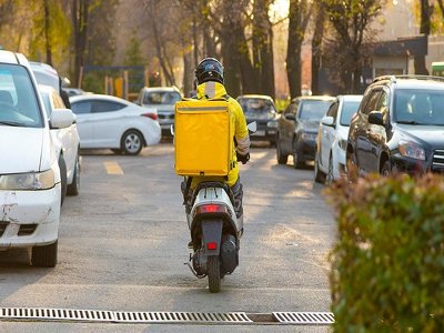 В Алматы мопедистов-доставщиков начнут штрафовать