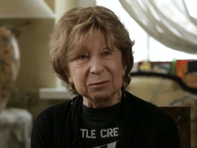 Ларина: Лия Ахеджакова рассказывала, что в театр она приходила, как будто в какую-то чужую страну, ее обходили как чумную