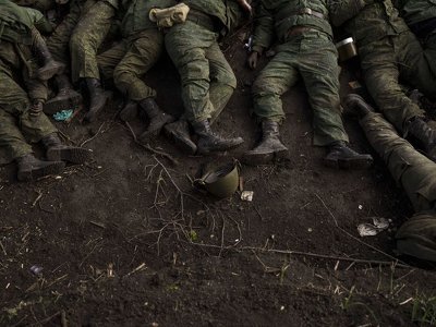 “Ладу” вже не дають: в РФ батькові загиблого окупанта “передали на зберігання” державний прапор
