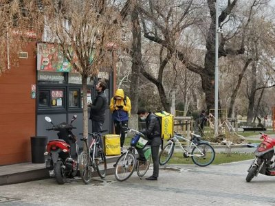 Движение курьеров на мопедах будет отслеживать «Сергек»
